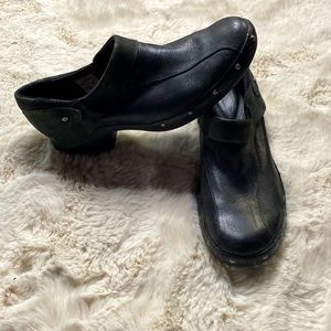 Merrell Performance Footwear - Luxe Black. Size: 11. Metal studs. Clogs.